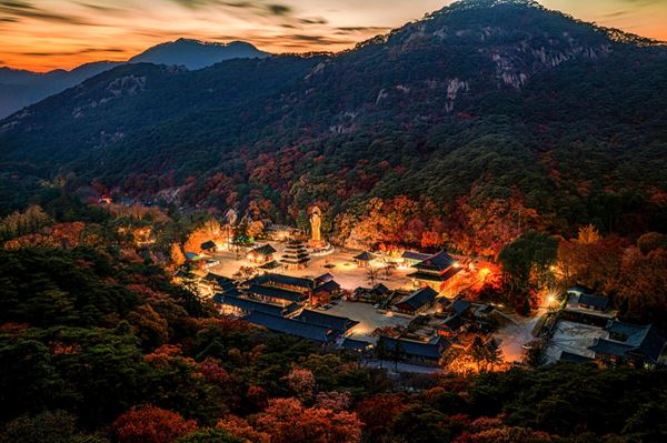 Кленовая осень в Корее: лучшие места страны с золотисто-красными пейзажами<br />
