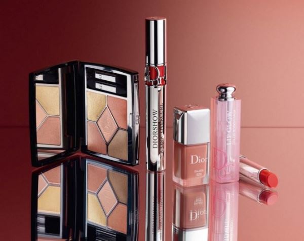 
<p>                        Осенняя коллекция макияжа Dior in Rouge Makeup Collection Fall 2022</p>
<p>                    