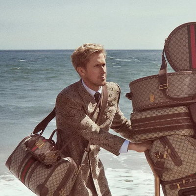 Райан Гослинг отправился с брендовыми сумками на берег моря