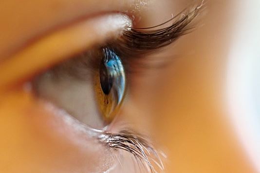 Женщина потеряла глаз после приема душа в линзах