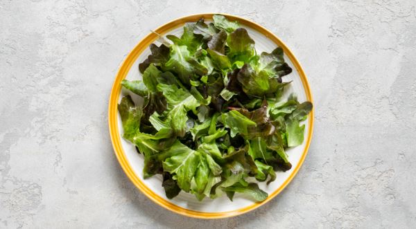 Салат из овощей с ветчиной и сыром