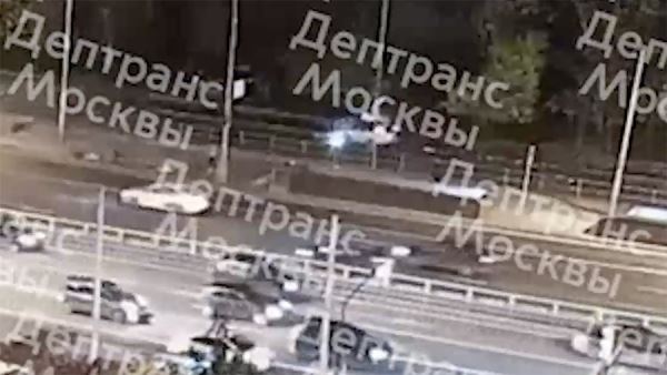 В Москве водитель сбил человека на самокате и протаранил мачту освещения<br />

